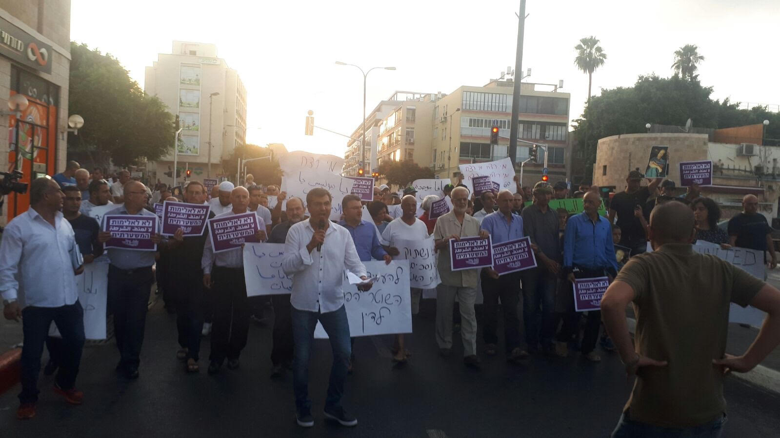 مسيرة حاشدة احتجاجا على عنف الشرطة بحق العرب
